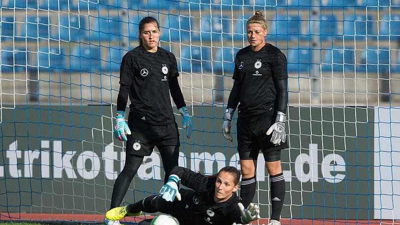 Nationalkeeperin Carina Schlüter (re.) wechselt zum FC Bayern München.