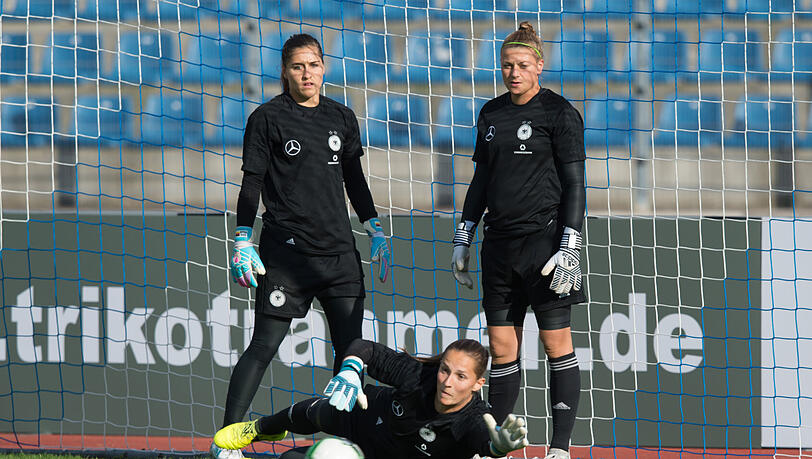 Nationalkeeperin Carina Schlüter (re.) wechselt zum FC Bayern München. Nationalkeeperin Carina Schlüter (re.) wechselt zum FC Bayern München.