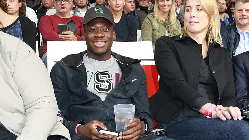 Zuschauer beim Euroleague-Auftritt der Bayern-Basketballer gegen Olympiakos Piräus: Alphonso Davies.