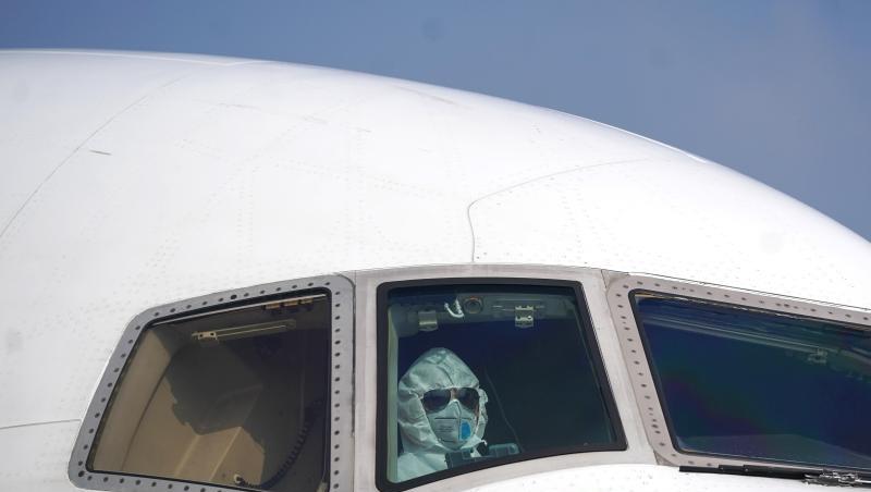 Ein Pilot sitzt mit Schutzanzug und Atemschutzmaske im Cockpit. Wie zuvor bereits Lufthansa und die niederländische KLM hat nun auch der Billigflieger Easyjet ein Sparprogramm aufgelegt, um der Krise zu begegnen. Ein Pilot sitzt mit Schutzanzug und Atemschutzmaske im Cockpit. Wie zuvor bereits Lufthansa und die niederländische KLM hat nun auch der Billigflieger Easyjet ein Sparprogramm aufgelegt, um der Krise zu begegnen.
