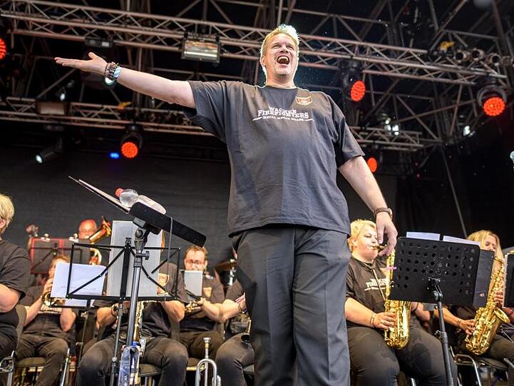Die Wacken Firefighters mussten wegen einer Unwetterwarnung ihr Konzert abbrechen.