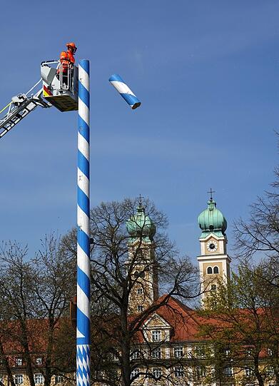 Da fällt ein Stück Maibaum vom Himmel!