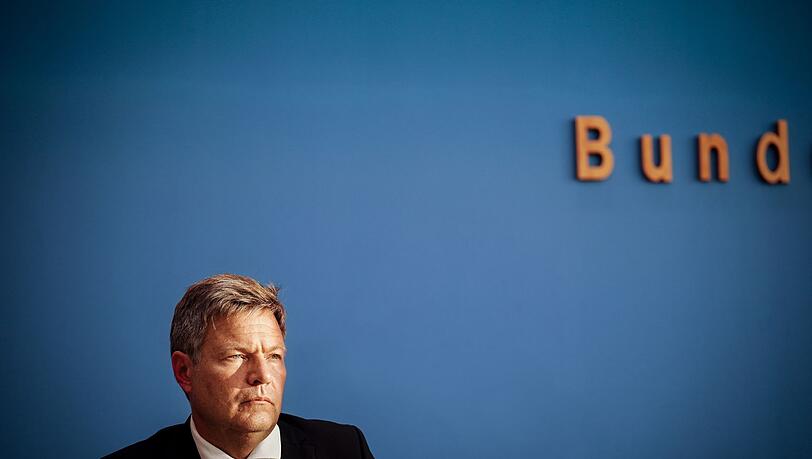 Bundeswirtschaftsminister Robert Habeck (Grüne) gibt in Berlin die Ergebnisse des Stresstests zum Weiterbetrieb von Atomkraftwerken bekannt. Bundeswirtschaftsminister Robert Habeck (Grüne) gibt in Berlin die Ergebnisse des Stresstests zum Weiterbetrieb von Atomkraftwerken bekannt.