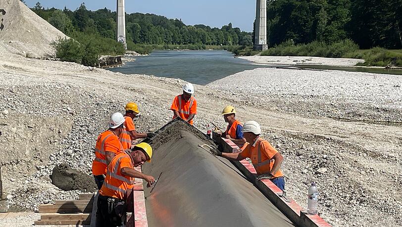 Schweißtreibender Job: Betonarbeiten bei 27 Grad im Schatten. Schweißtreibender Job: Betonarbeiten bei 27 Grad im Schatten.