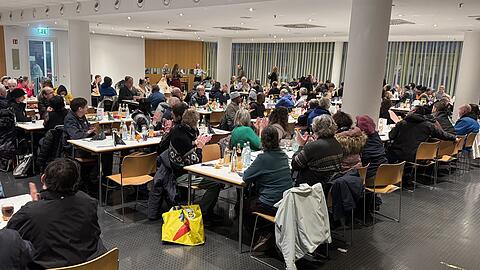 Weihnachtsessen für Wohnungslose im Kreisverwaltungsreferat der Stadt München.