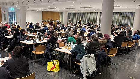 Weihnachtsessen für Wohnungslose im Kreisverwaltungsreferat der Stadt München.