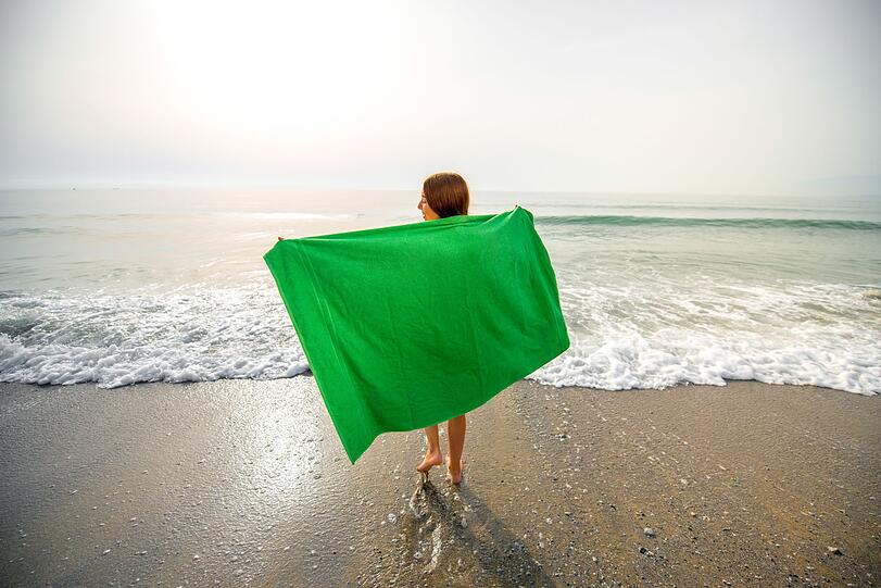 Am Ende des Strandtages ist das Handtuch meist voller Sand, bevor es eingepackt wird, muss es ausgesch&uuml;ttelt werden. Aber bitte nicht direkt neben anderen Strandbesuchern, die bekommen sonst n&auml;mlich eine Brise Sandk&ouml;rner ab. Nehmen Sie zum Aussch&uuml;tteln lieber etwas Abstand.