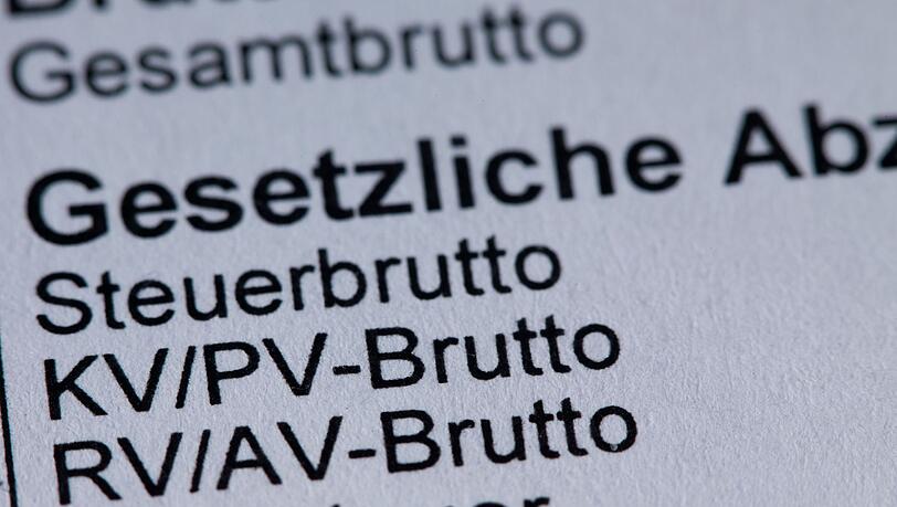 F&uuml;r Bruttogeh&auml;lter ab 5.812,50 Euro im Monat wird die Krankenversicherung ab kommenden Jahr teurer, bei mehr als 8.450 Euro wird auch mehr Rentenbeitrag f&auml;llig. (Symbolbild)