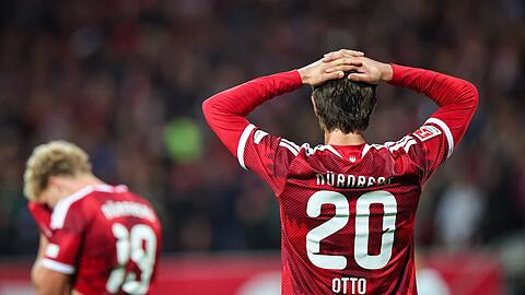 Die N&uuml;rnberger &auml;rgern sich &uuml;ber den sp&auml;ten Ausgleich durch Wolfsburg.