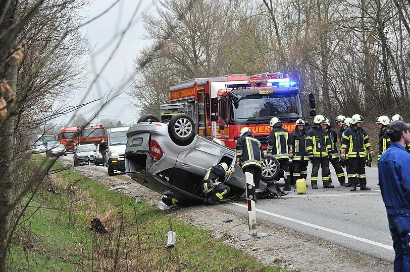 Schwerer Unfall  mit Überschlag auf der B299 bei Landshut Höhe Ried. Die Bilder.