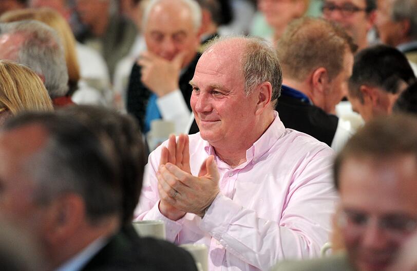 Applaudiert: Bayern-Präsident Uli Hoeneß.