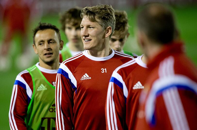 Bastian Schweinsteiger (Mitte) im Trainingslager in Katar.