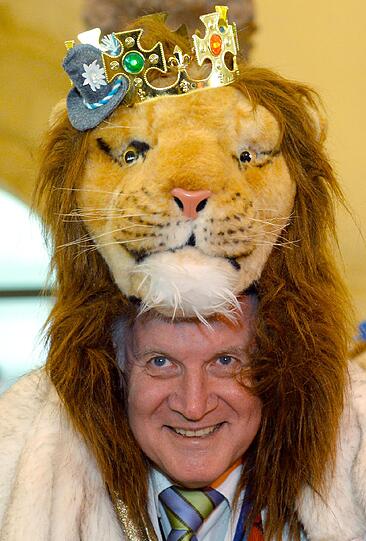 Ministerpräsident Seehofer (CSU) schlüpfte in ein Löwenkostüm.
