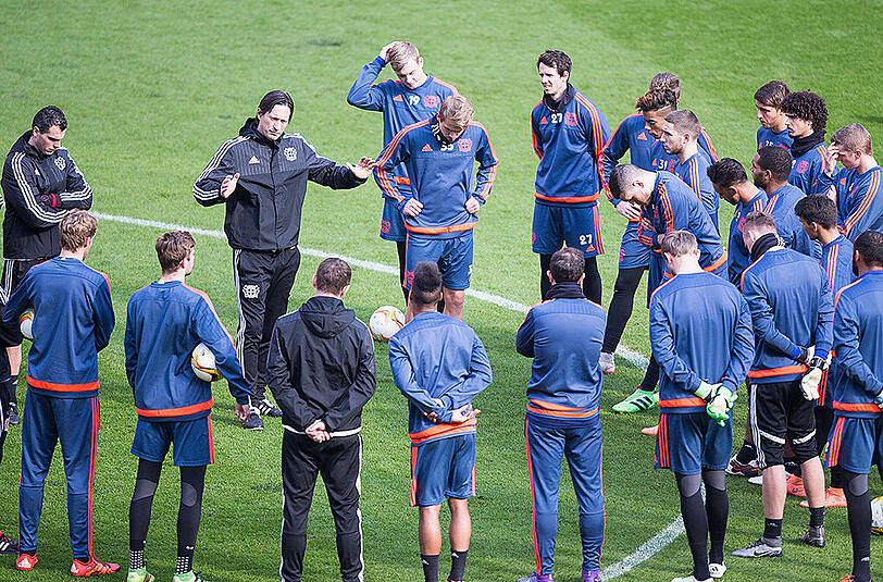 Roger Schmidt stimmt die Bayer-Profis im Mittwochstraining auf die Mammutaufgabe gegen Villareal ein.