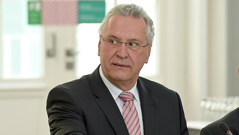 Innenminister Joachim Herrmann fühlte sich durch die Anrede "wunderbares Inzuchtprodukt" beleidigt. Innenminister Joachim Herrmann fühlte sich durch die Anrede "wunderbares Inzuchtprodukt" beleidigt.