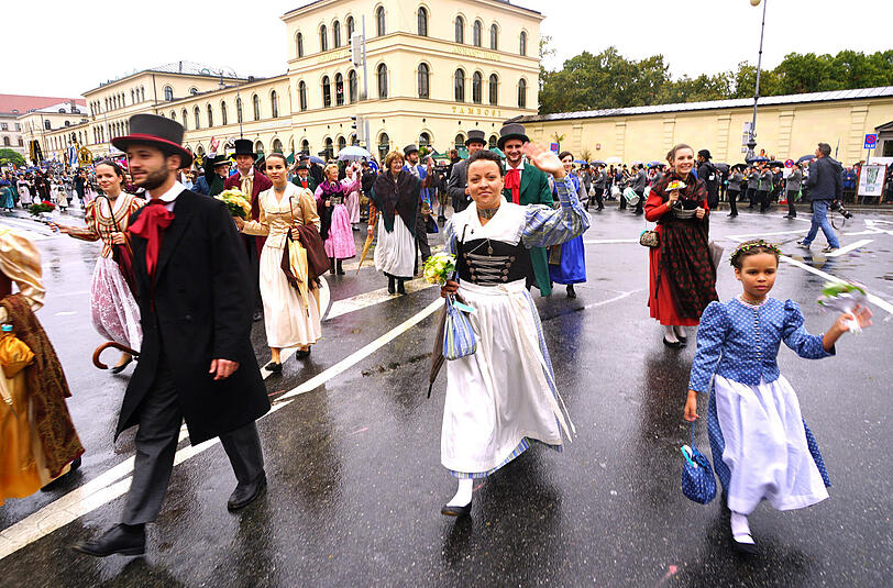 Trachtler, Goaslschnalzer und Jäger marschierten beim traditionellen Trachtenumzug vom Maximilianeum zur Theresienwiese. Die Bilder.