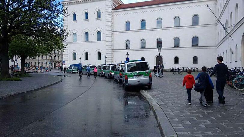 Große Polizeipräsenz auch am Professor-Huber-Platz.