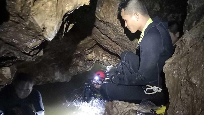 Rettungskräfte in der Höhle in Thailand. Ein Taucher ist bei dem Einsatz ums Leben gekommen.