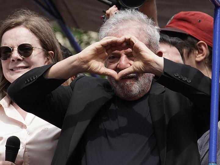 Mit Herz: Brasiliens Ex-Präsident Lula bei einer Kundgebung - einen Tag nach seiner Entlassung aus dem Gefängnis.