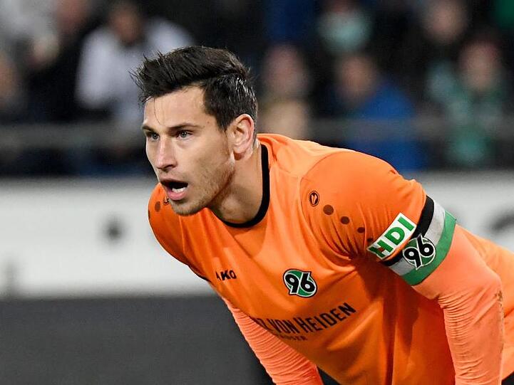 Philipp Tschauner, Torwart von Hannover 96, steht während eines Spiels im Tor. Foto: Peter Steffen/Archiv