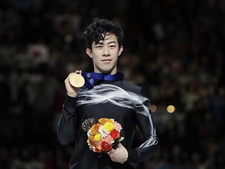 Nathan Chen präsentiert seine Goldmedaille.