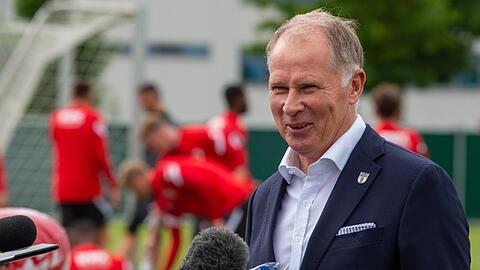 tefan Reuter gibt ein Interview.