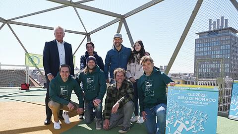 V.l. Schirmherr Dieter Reiter, Angela Bauer (Vorstand Bellevue di Monaco), Florian Weber (Sportfreunde Stiller), Taya Vinohradova (Geflüchtete aus der Ukraine), Philipp Lahm, Peter Brugger (SpFrSt.), Rüdiger Linhof (SpFrSt.), Till Hofmann (Vorstand Bellevue di Monaco).
