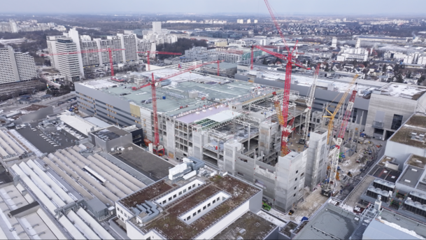 BMW baut seine neuen Hallen nicht von unten nach oben, sondern von West nach Ost. BMW baut seine neuen Hallen nicht von unten nach oben, sondern von West nach Ost.