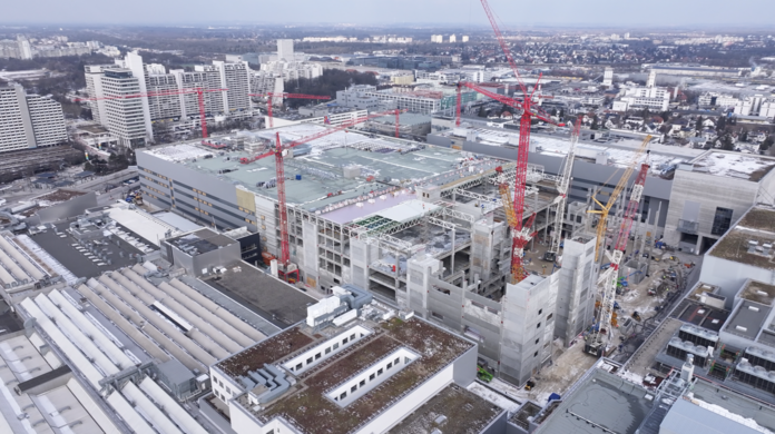 BMW baut seine neuen Hallen nicht von unten nach oben, sondern von West nach Ost. BMW baut seine neuen Hallen nicht von unten nach oben, sondern von West nach Ost.