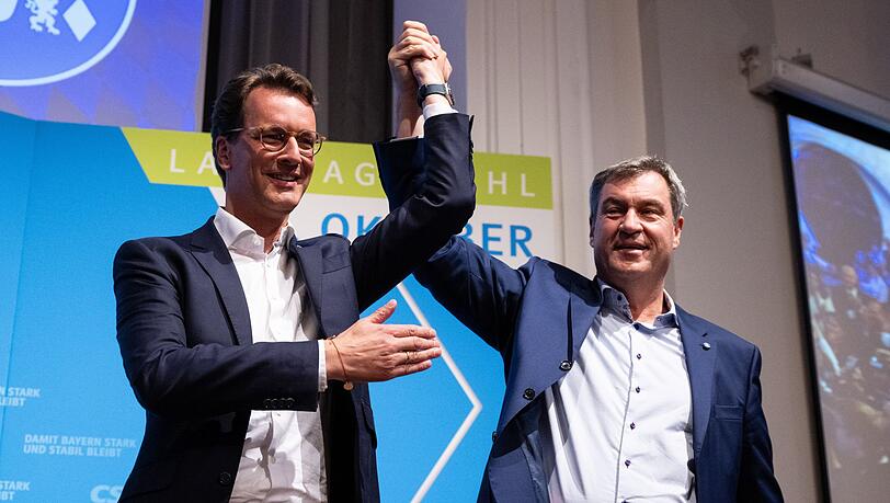 Hendrik Wüst (CDU) und Markus Söder (CSU) bei einer CSU-Wahlkampfveranstaltung 2023 in München. (Archivbild)