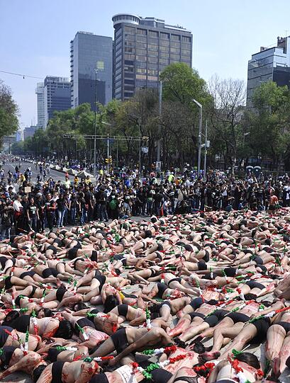 In Mexico City haben zahlreiche Tierschützer mit einer spektakulären Aktion gegen Stierkämpfe protestiert - die Bilder.