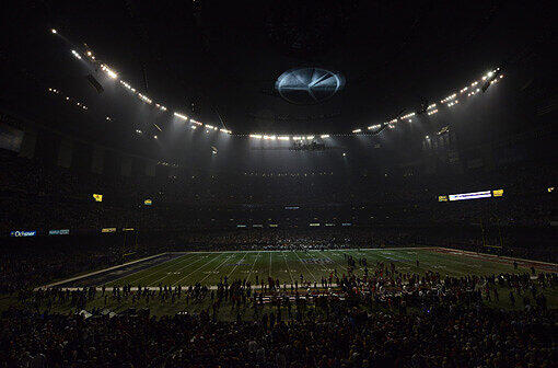 2013: Nach einigen Minuten in der zweiten Halbzeit gehen im Superdome von New Orleans die Lichter aus.