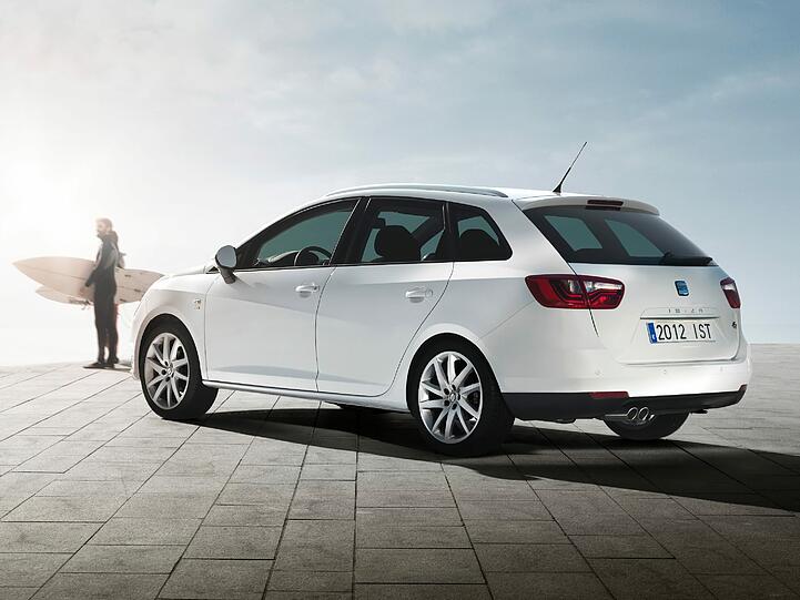 Der Seat Ibiza zeigt in der hinteren Seitenansicht, was in ihm steckt: Nämlich unter anderem ein vergleichsweise großer und variabler Kofferraum.