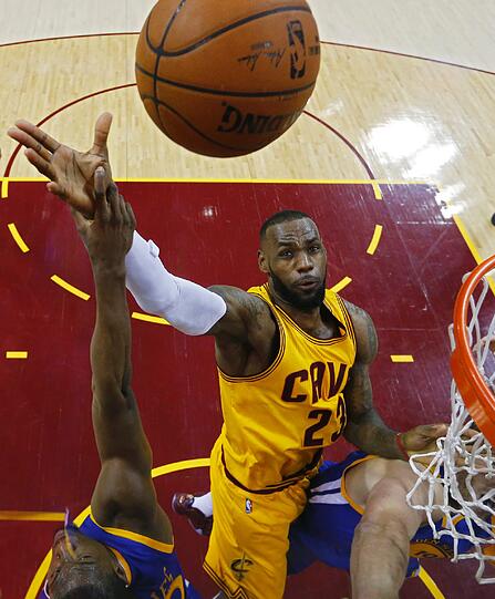 NBA-Star LeBron James von den Cleveland Cavaliers beim Spiel gegen die Golden State Warriors