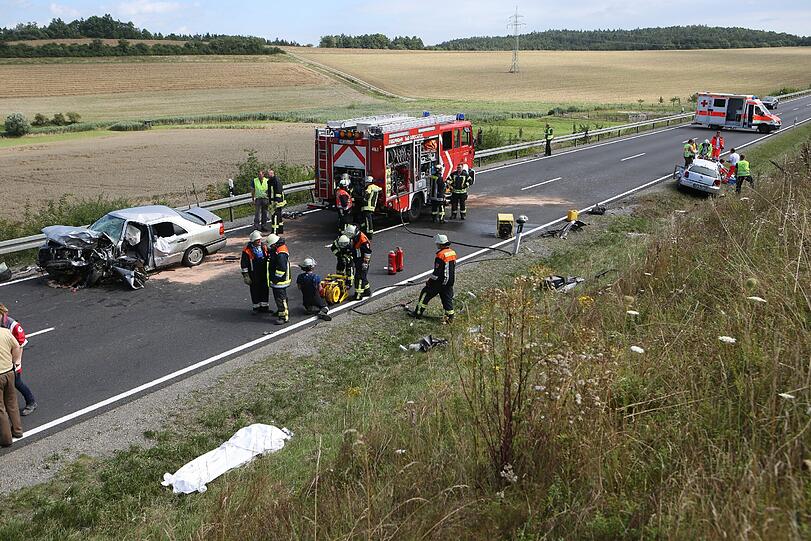 Horror-Unfall in Unterfranken: Bei dem Frontal-Crash kommen zwei Menschen ums Leben.