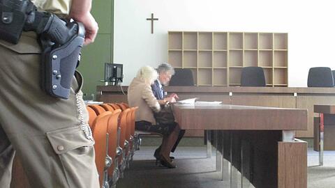 Der Angeklagte Dimitar K. soll seinen Opfern 1,8 Millionen Euro versprochen haben. Doch diese Rendite wurden den Anlegern nie ausgezahlt.