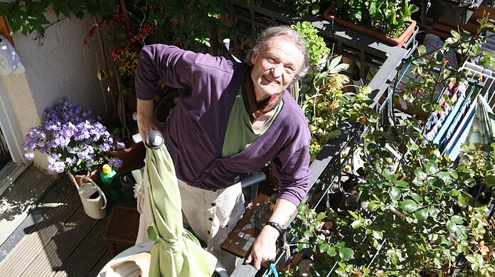 Andreas Gassner auf seinem bunt und dicht bewachsenen Balkon in Neuhausen.