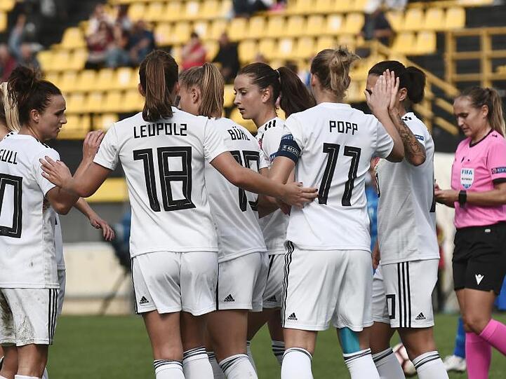 Die DFB-Frauen feiern ihren Kantersieg gegen Greichenland.