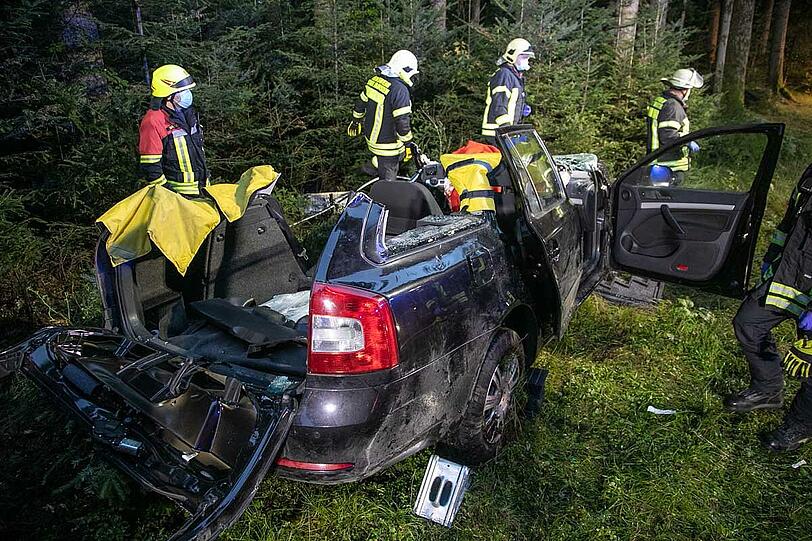 Bei dem missglückten Überholmanöver prallte ein VW Transporter frontal in einen Skoda, beide Fahrer wurden schwer verletzt.