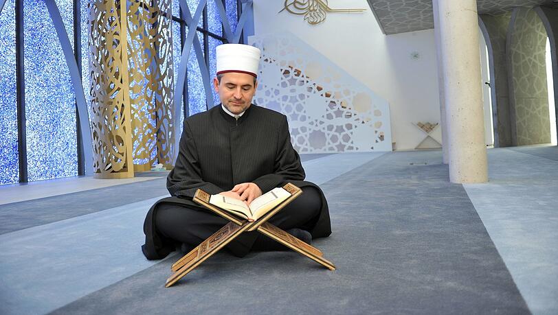 Benjamin Idriz in seiner Moschee in Penzberg. Nach dem OEZ-Anschlag hat er auch Opferfamilien besucht. Benjamin Idriz in seiner Moschee in Penzberg. Nach dem OEZ-Anschlag hat er auch Opferfamilien besucht.