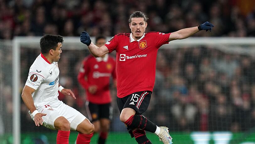 Marcel Sabitzer (rechts) im Duell mit Marcos Acuna vom FC Sevilla. (Archivbild)