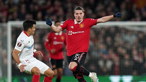 Marcel Sabitzer (rechts) im Duell mit Marcos Acuna vom FC Sevilla. (Archivbild)