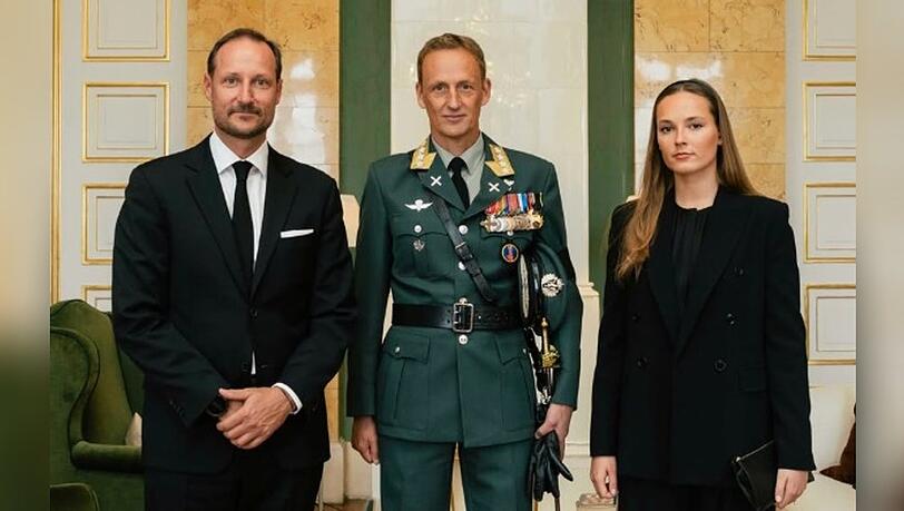 König Haakon (li.) und Kronprinzessin Ingrid Alexandra mit General Eirik Kristoffersen, dem kondolierenden Vertreter der norwegischen Streitkräfte. König Haakon (li.) und Kronprinzessin Ingrid Alexandra mit General Eirik Kristoffersen, dem kondolierenden Vertreter der norwegischen Streitkräfte.