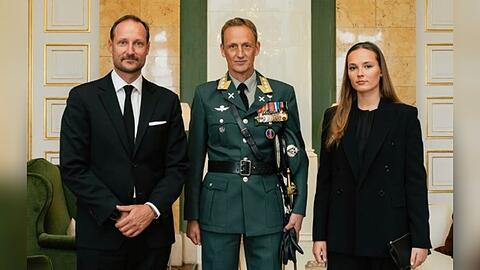 K&ouml;nig Haakon (li.) und Kronprinzessin Ingrid Alexandra mit General Eirik Kristoffersen, dem kondolierenden Vertreter der norwegischen Streitkr&auml;fte.