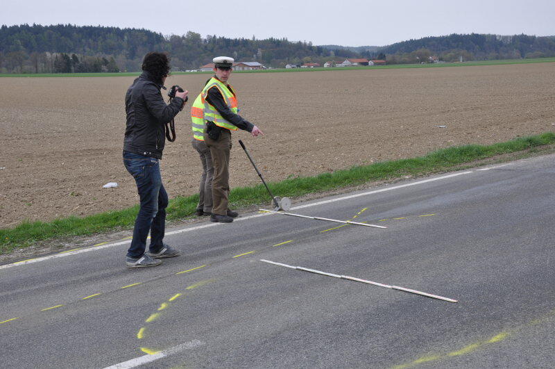 Am Mittwochnachmittag ereignete sich zwischen Erharting und Winhöring ein tödlicher Verkehrsunfall. Ein Radfahrer wurde von einem Kastenwagen frontal erfasst und stirbt noch an der Unfallstelle.