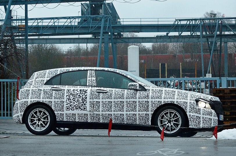 Noch getarnt: Die neue A-Klasse wird Mercedes erst auf dem Genfer Salon im März enthüllen.