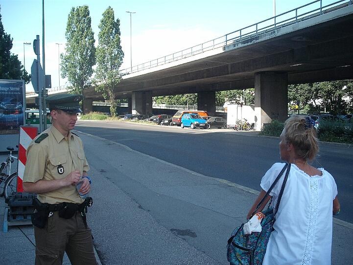 Wegen der hohen Gaskonzentration in der Luft sei die Donnersbergerbrücke in der Innenstadt für S-Bahnen und Autos gesperrt worden, sagte ein Bahnsprecher.