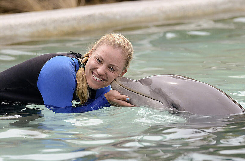 Schon 2013 zeigte Angelique Kerber ihre Liebe zu Delfinen - im Miami Seaquarium in Florida.