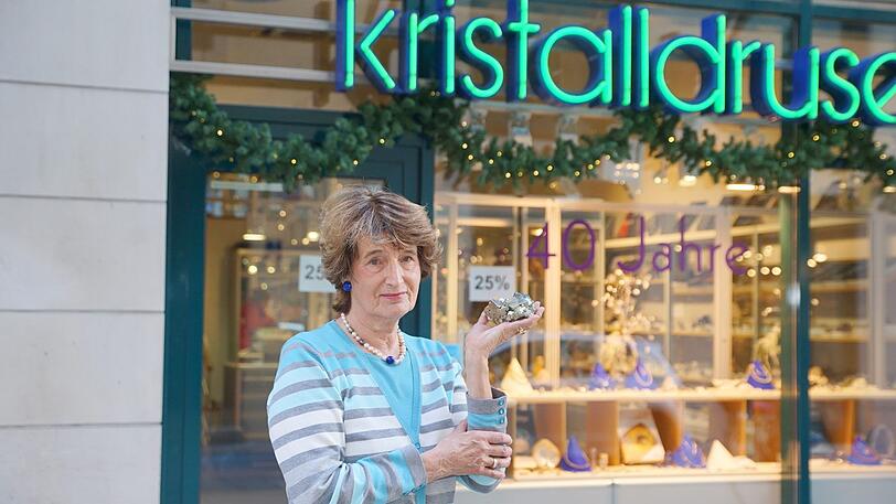 Ein Prachtstück von einem Bergkristall, den Freia Weise hier in der Hand hält. In ihrer "Kristalldruse" gibt&rsquo;s aber noch viel mehr Preziosen.