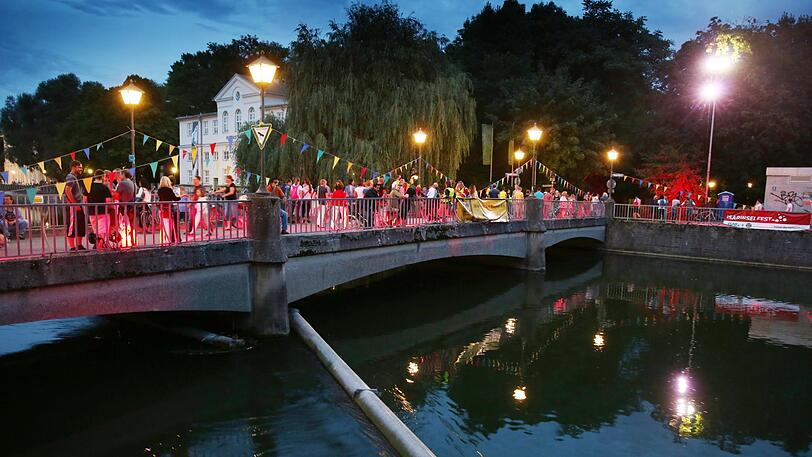 Hübsch beleuchtet: die Mariannenbrücke beim Isarinselfest.